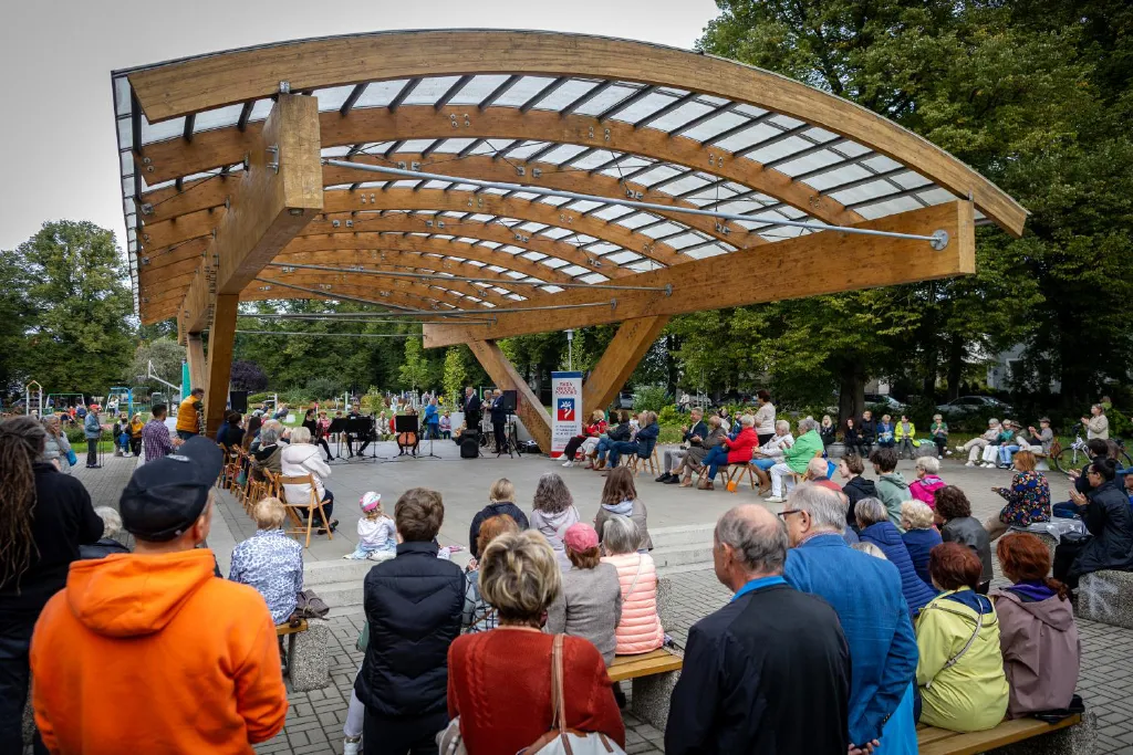 Filharmonicy na skwerze Waleriana Pawłowskiego