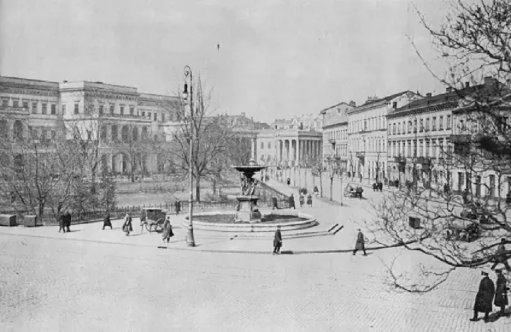 Spacer między Placem Bankowym a Teatralnym