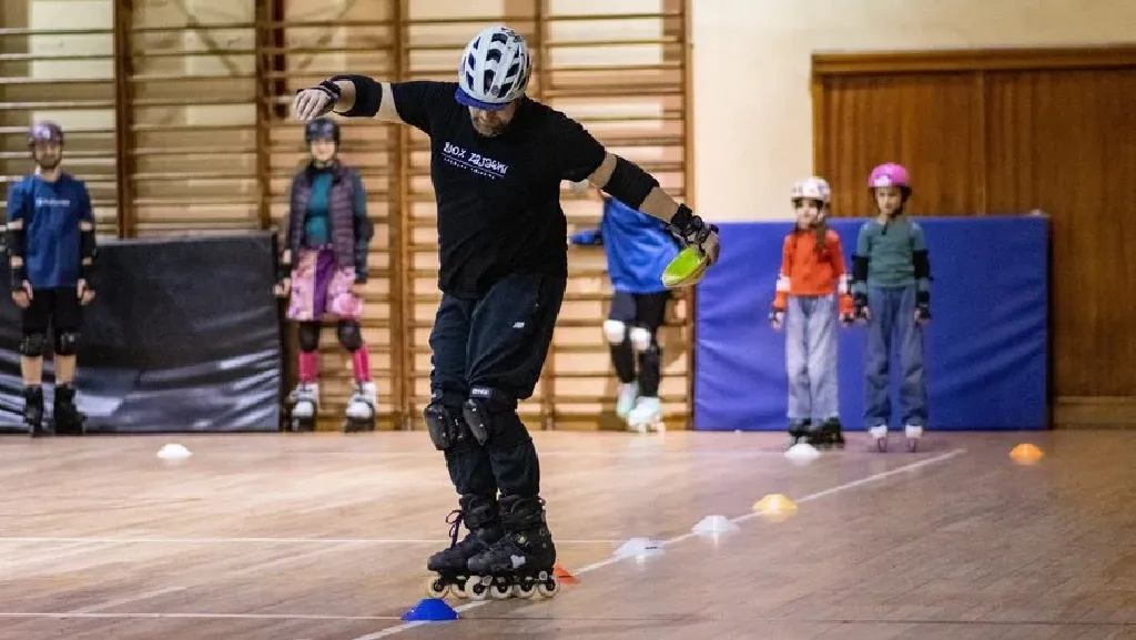 Kurs hamowania i slajdów na rolkach – Hala YMCA