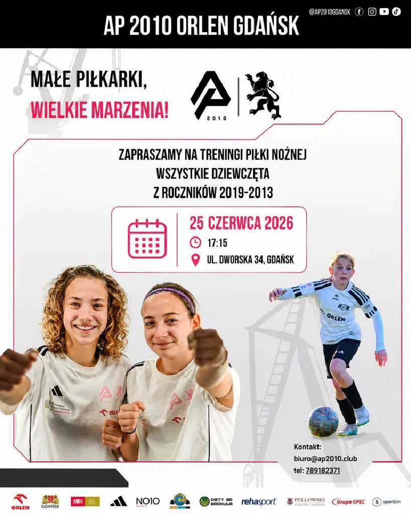 Trening piłkarski dla dziewcząt