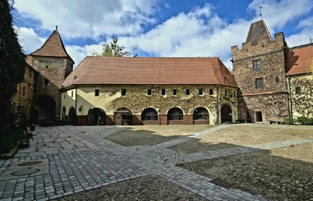 Trzy zamki piastowskiego Wrocławia – spacer z przewodnikiem