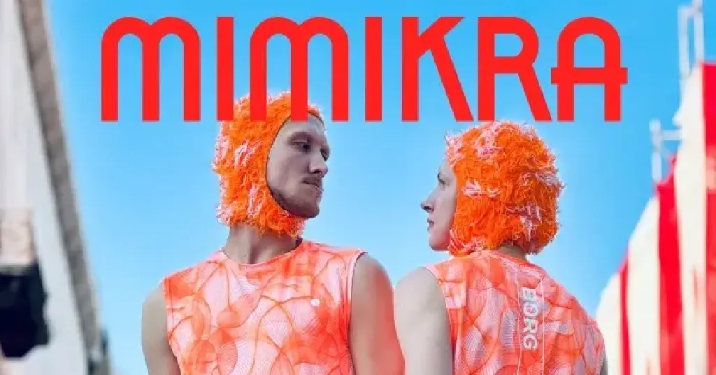 Mimikra – performance na placu