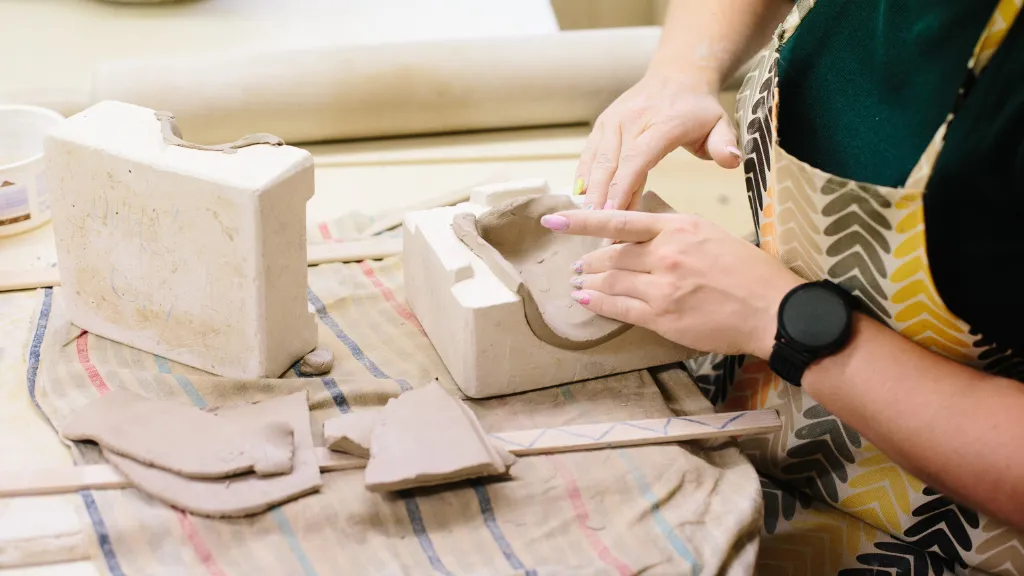 Gipsowe foremki do wzorów – warsztaty ceramiczne