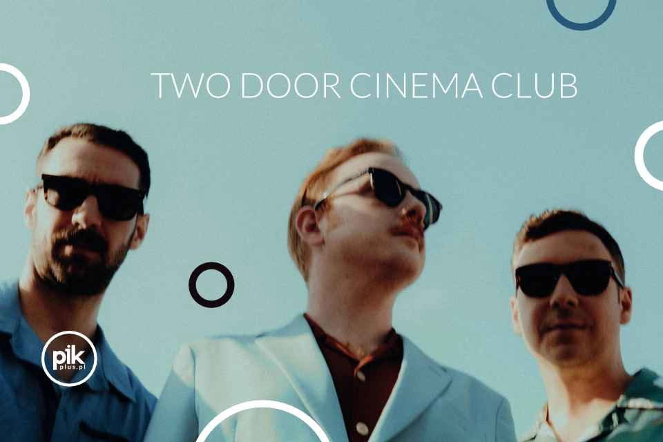 Two Door Cinema Club na koncercie