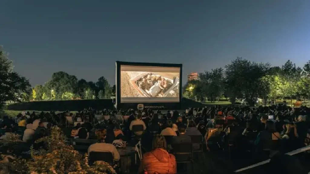 Kino plenerowe w Parku Pięciu Sióstr
