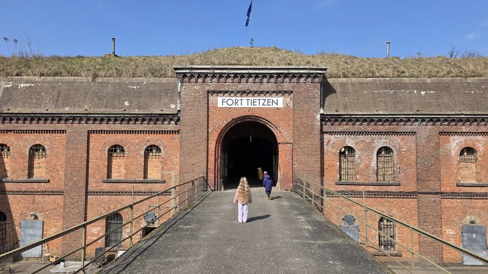 Zwiedzanie podziemi Fortu VI w Poznaniu