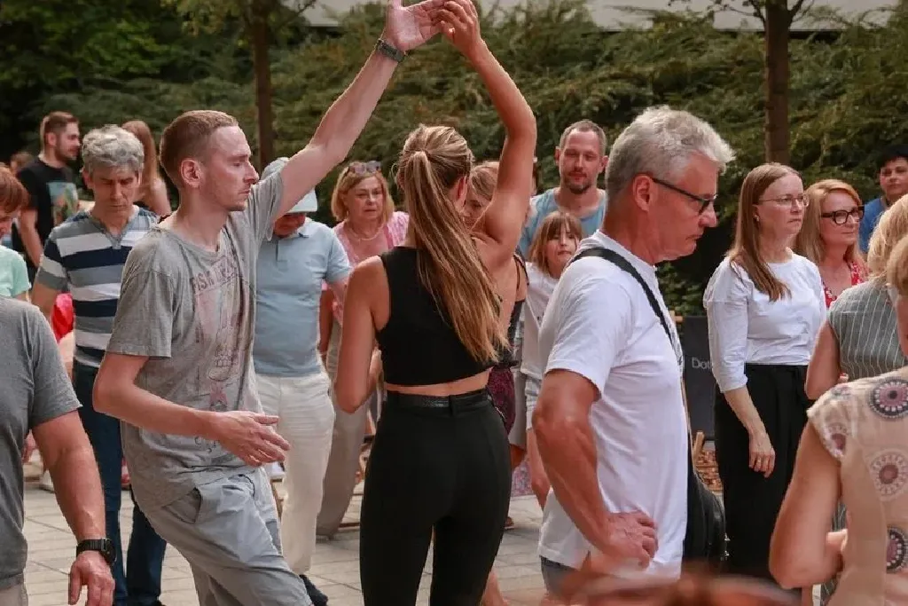 Wakacje na Piotrkowskiej – potańcówki z muzyką na żywo