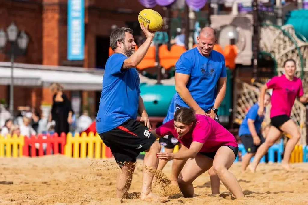Treningi rugby na plaży w Manufakturze