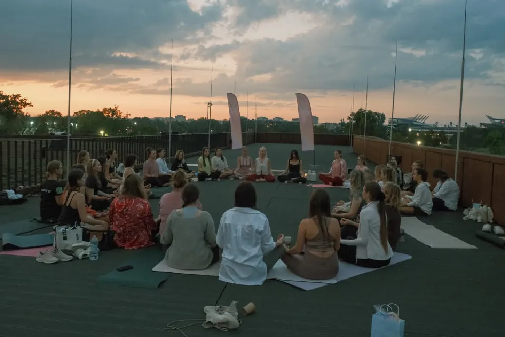 SUNSETS – joga i muzyka na dachu Hali Cracovia